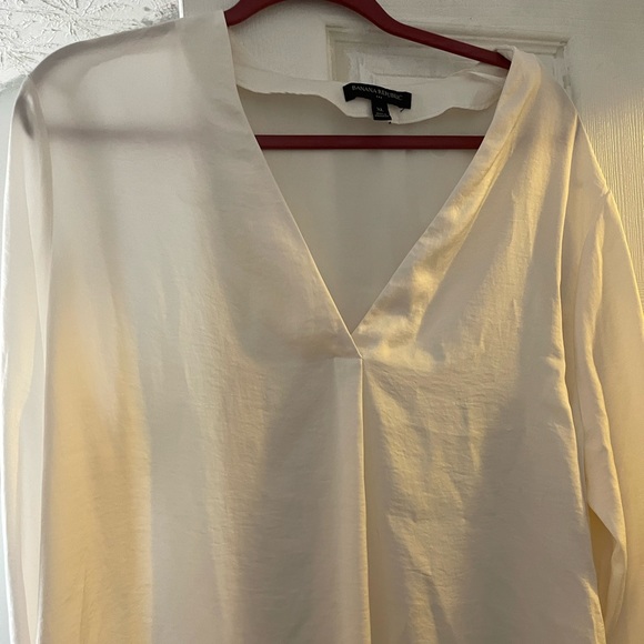 Banana Republic Tops - White long sleeve Banana republic Blouse.